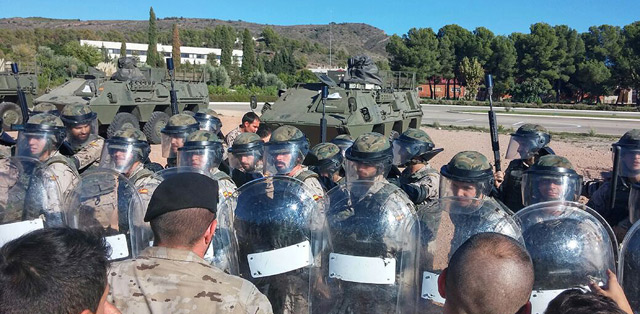 Militares con equipos antidisturbios hacen frente a soldados que fingen ser manifestantes, en Marines. PBLICO