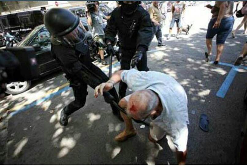 Policía le abre la cabeza a un anciano en un desahucio en Barcelona 