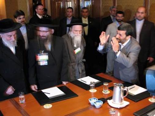 El presidente de Irn Mahmud Ahmadineyad, reunido con un grupo de reales judos, lo que deja en claro que el conflicto actual de Irn con Israel no es contra los judos, sino contra los sionistas. 

Hay que aclarar que es el sionismo de Israel el que quiere atacar a Irn, entre otras cosas para poder instalar el sistema bancario de los Rothschild, puesto que Irn es una de las pocas naciones cuyo sistema financiero no les pertenece.